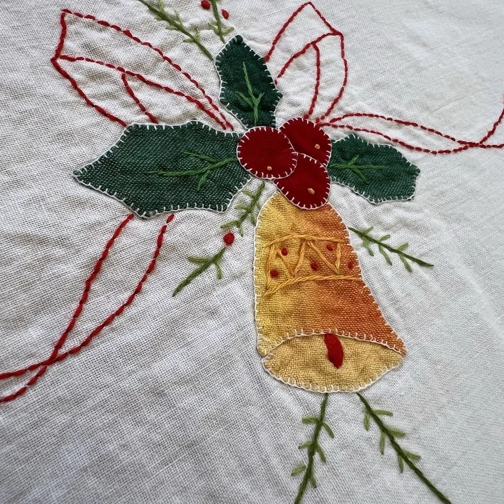 VINTAGE HAND EMBROIDERED CHRISTMAS TABLECLOTH Set W/12 Napkins 72X 108